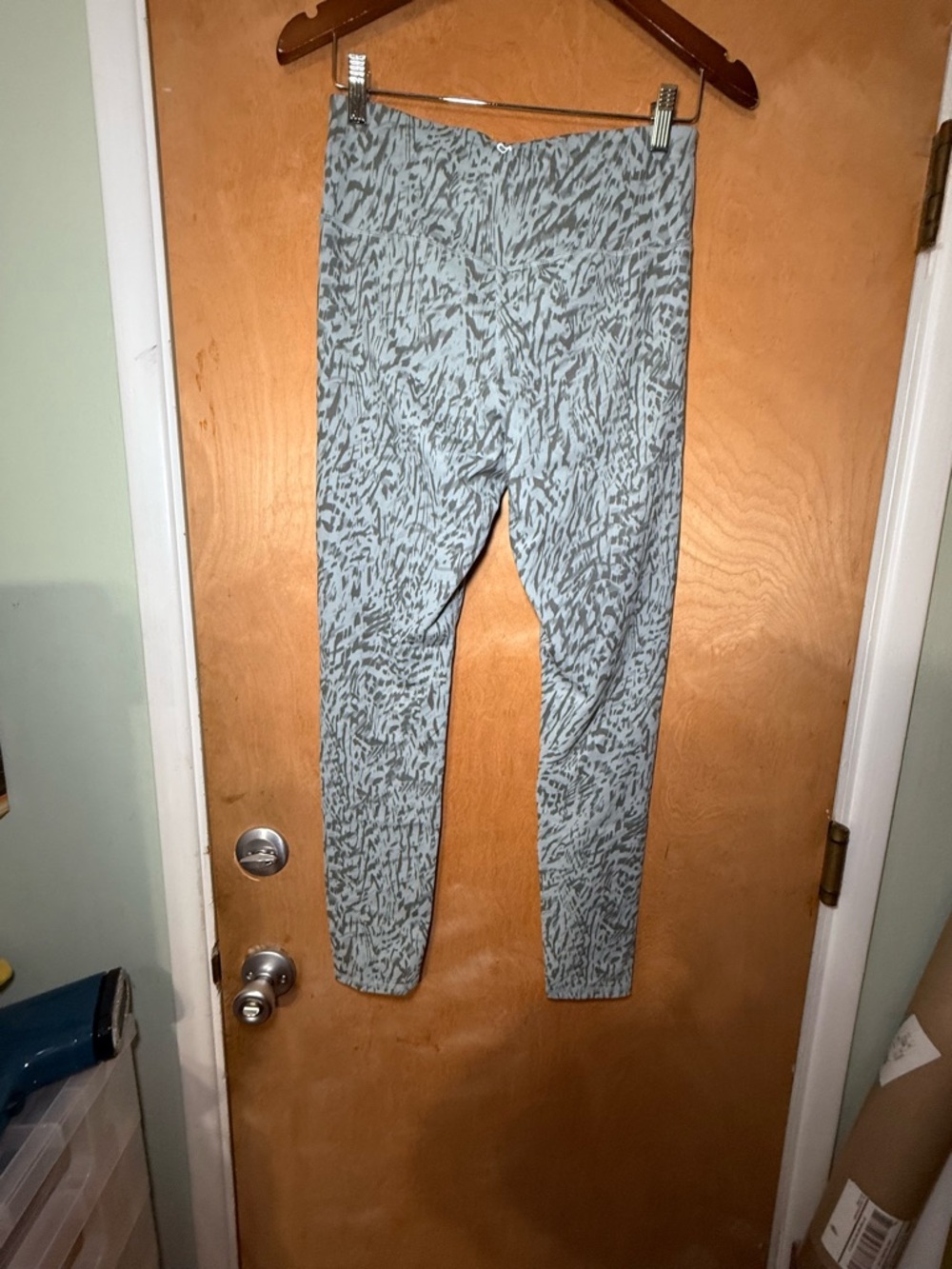 GAP Fit Sky High Leggings in Olive Tie-Dye Print